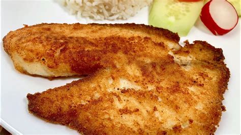 Pescado empanizado con harina y huevo