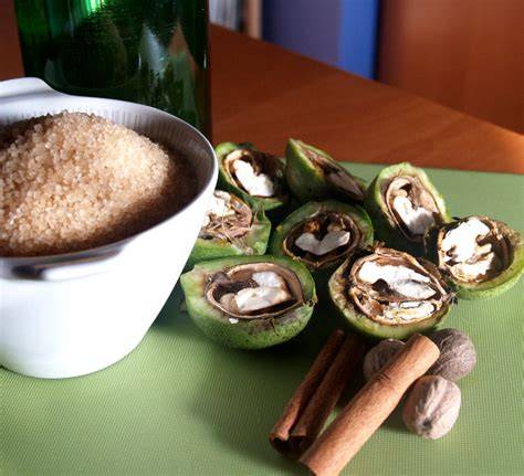 Botellas de licor de nueces verdes casero