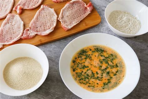 Proceso de empanado tradicional con harina, huevo y pan rallado