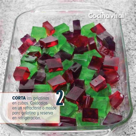 Gelatina cortada en cubos de colores