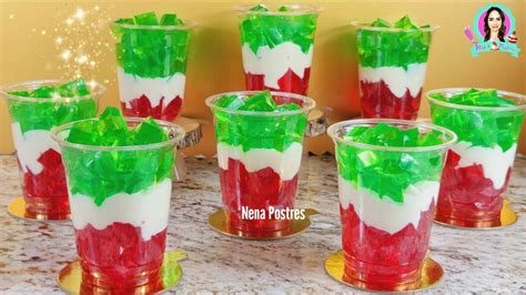 Vasos con capas de gelatina y crema