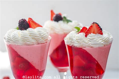 Decoración de gelatina con frutas y crema batida