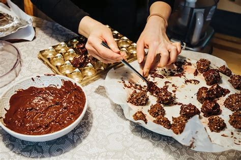 Niño haciendo dulces de chocolate