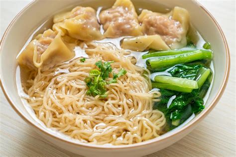 Cuenco de sopa wonton con fideos y verduras