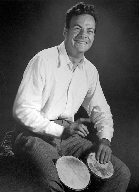 Richard Feynman partiendo espaguetis