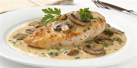 Pechuga de pavo rellena y crema de champiñones servida en mesa elegante