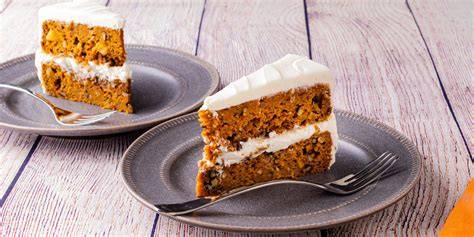 Rebanada de carrot cake con crema de queso