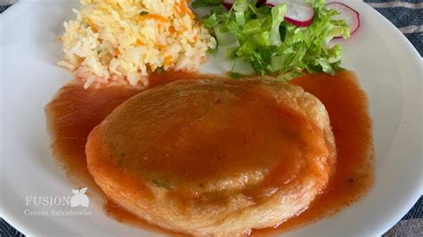 Rellenos de güisquil salvadoreños servidos con arroz