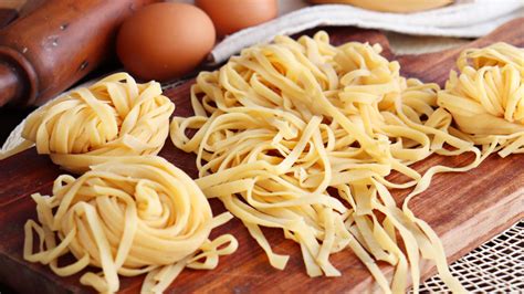 Ingredientes para fideos con tomate y huevo