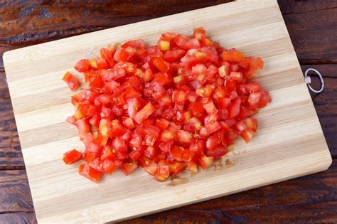 Tomates pelados y cortados