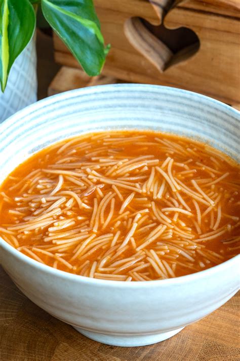 Sopa de fideos con tomate y huevo lista para servir