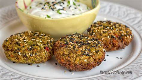 Falafel de lentejas con salsa de yogur