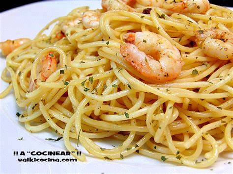 Plato de espaguetis con gambas al ajillo recién preparado