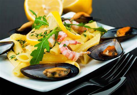 Esquema de los pasos principales para cocinar pasta con marisco