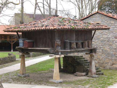 Hórreos y paneras en Cadavedo, Asturias