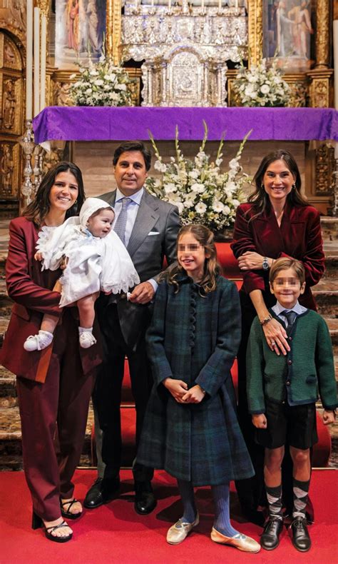 Lourdes y su familia posando sonrientes