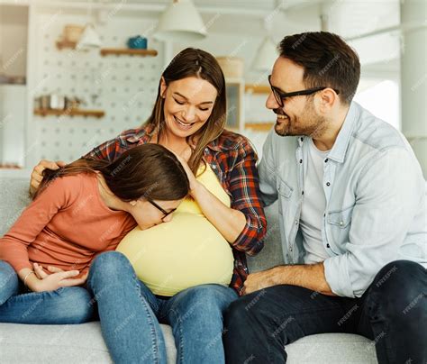 Influencer de maternidad con familia feliz