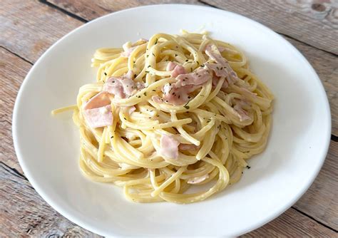 Plato de espagueti blanco con queso