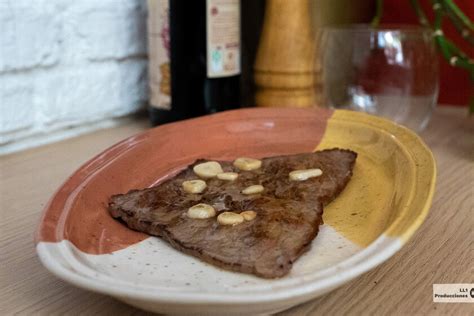 Filete de ternera cocinándose en una plancha de hierro