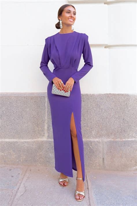 Vestido tostado con zapatos de color llamativo