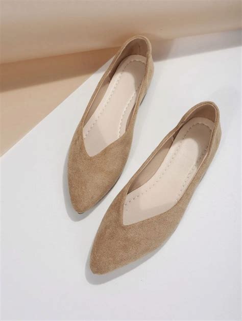 Zapatos planos con vestido tostado