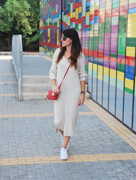 Deportivas con vestido midi