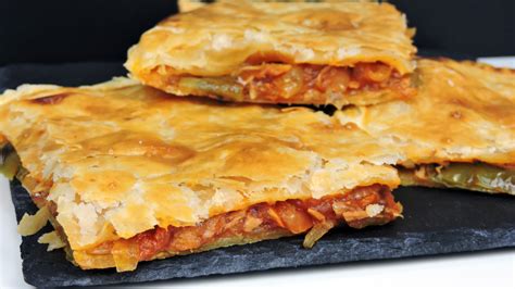 Empanada de hojaldre con bonito recién horneada