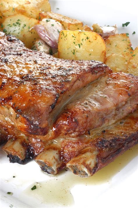 Plato de costilla de ternera asada con patatas y reducción de vino