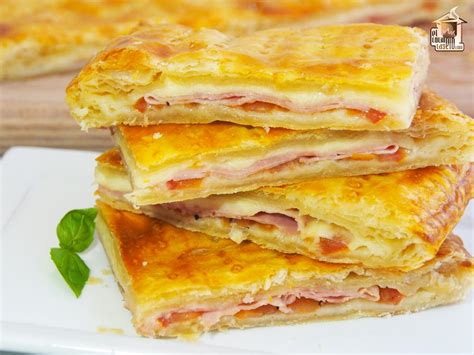 Empanada de hojaldre de jamón y queso recién horneada