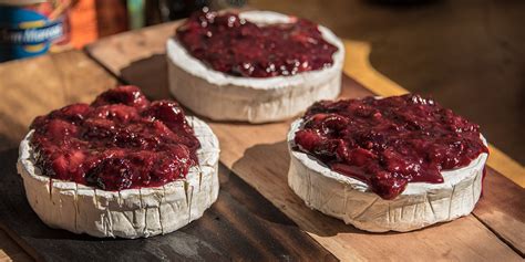 Queso brie horneado con mermelada y frutos rojos