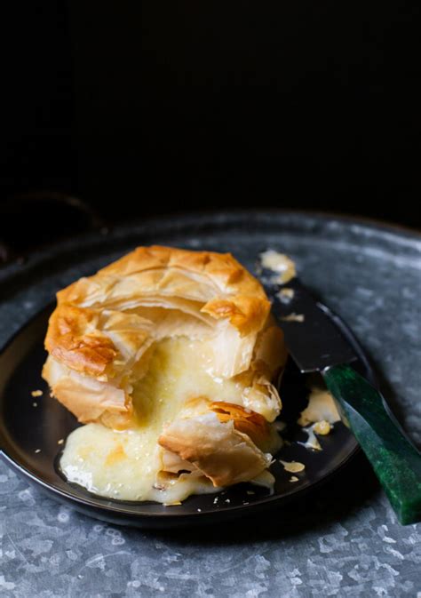 Queso brie envuelto en pasta filo listo para servir