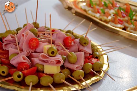 variedad de pinchos de jamón y alioli sobre una bandeja
