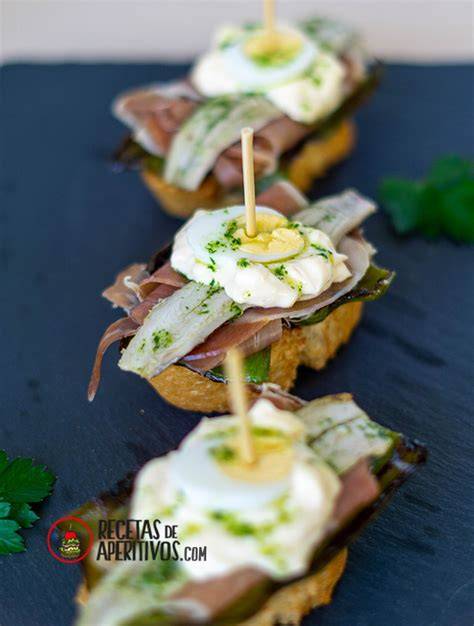 montaditos de jamón terminados y decorados con perejil