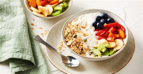 Bol con mayonesa de yogur casera y guarnición de verduras frescas