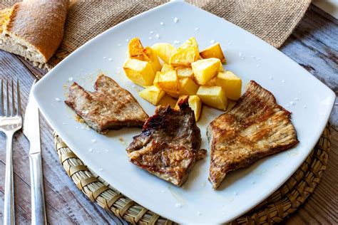 Secreto ibérico a la plancha emplatado con patatas fritas