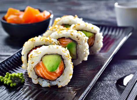 Rollos de sushi rebozados con salmón y aguacate