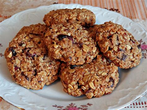 Galletas caseras de avena y nueces recién horneadas