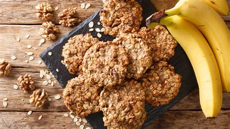 Ingredientes saludables para galletas (avena, nueces, plátano, canela)