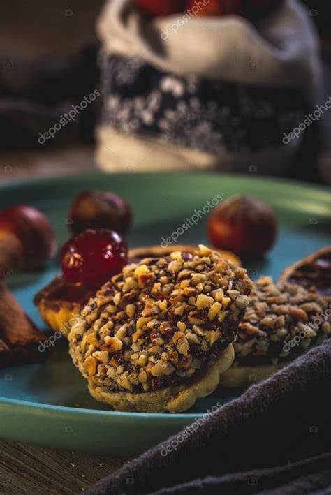 Detalle de galleta saludable con trozos de nuez