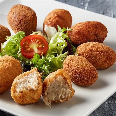 Croquetas de merluza recién fritas en un plato