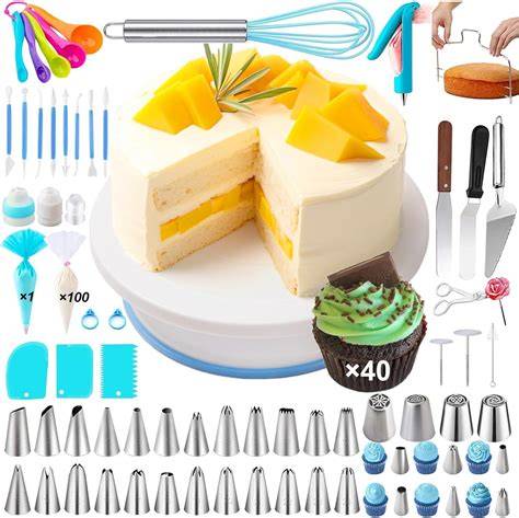 Mesa con ingredientes y herramientas para decorar bizcochos
