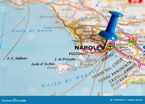 Mapa de Nápoles, Italia, destacando su importancia como cuna de la pizza