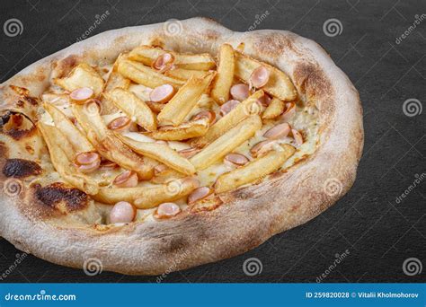 Pizza con patatas fritas y salchichas al estilo