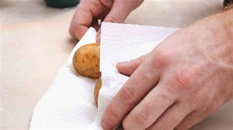 Patatas fritas envueltas en papel de cocina dentro de un recipiente