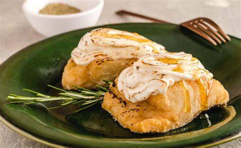 Bacalao gratinado con alioli de miel sobre cama de patatas y manzana