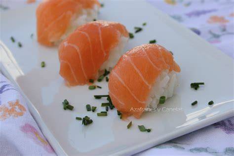 Nigiri sushi de salmón en un plato