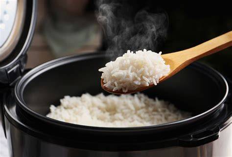 Olla con arroz de sushi cocinándose