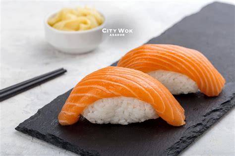 Cortes de salmón fresco para sushi