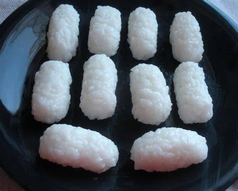 Manos formando un óvalo de arroz para nigiri