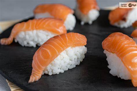 Nigiri de salmón terminado con wasabi